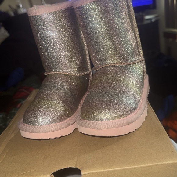 Girls size 9 Ugg boots worn twice - Picture 2 of 5